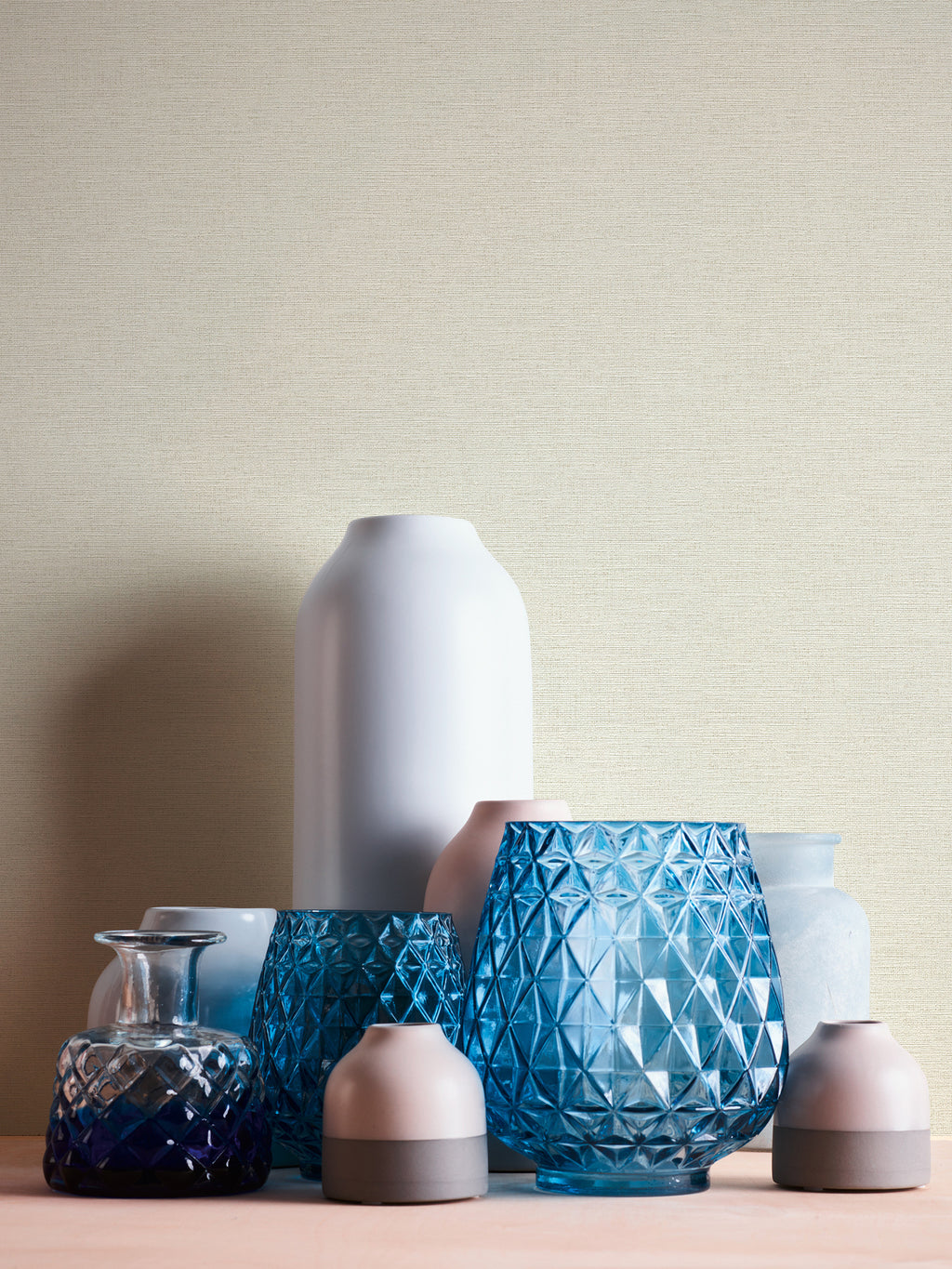 High-quality wallpaper from the Pintwalls III collection in grey 