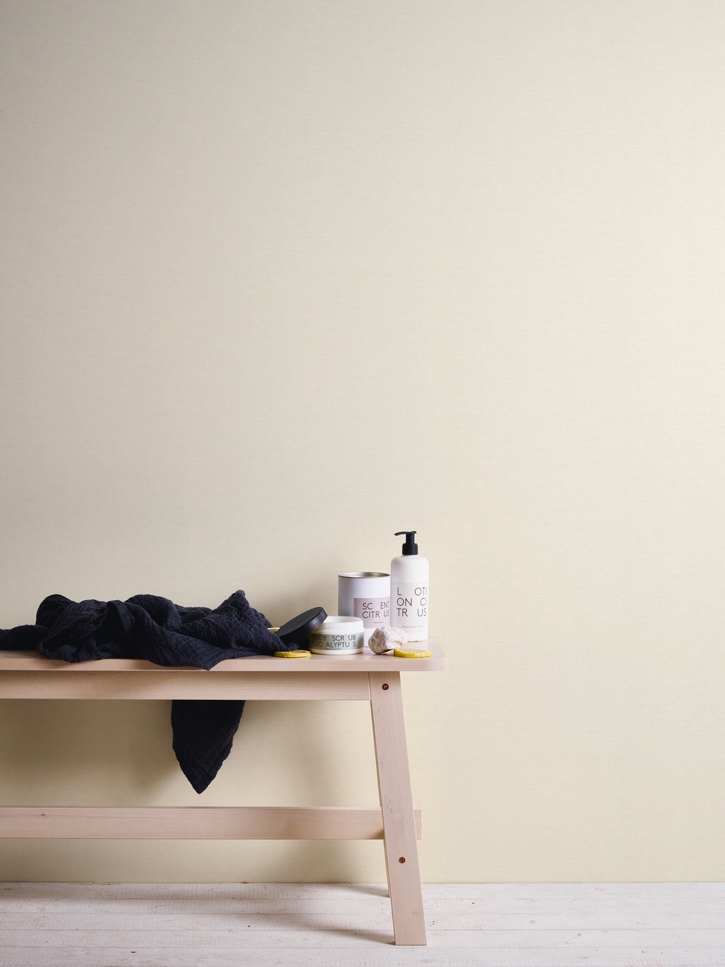 High-quality wallpaper from the Pintwalls III collection in white 