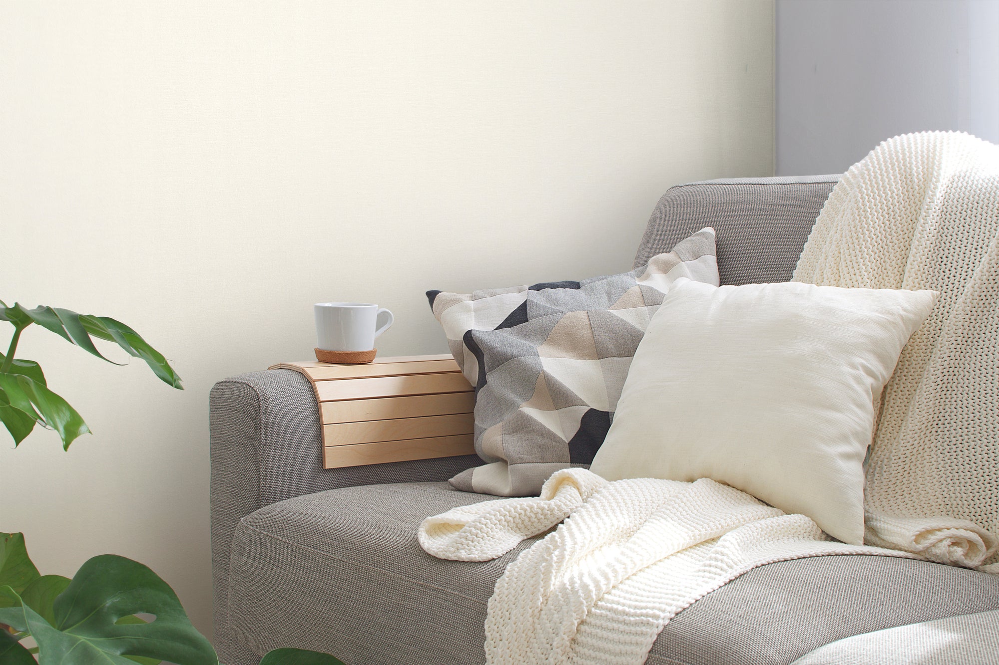 High-quality wallpaper from the Pintwalls III collection in white 