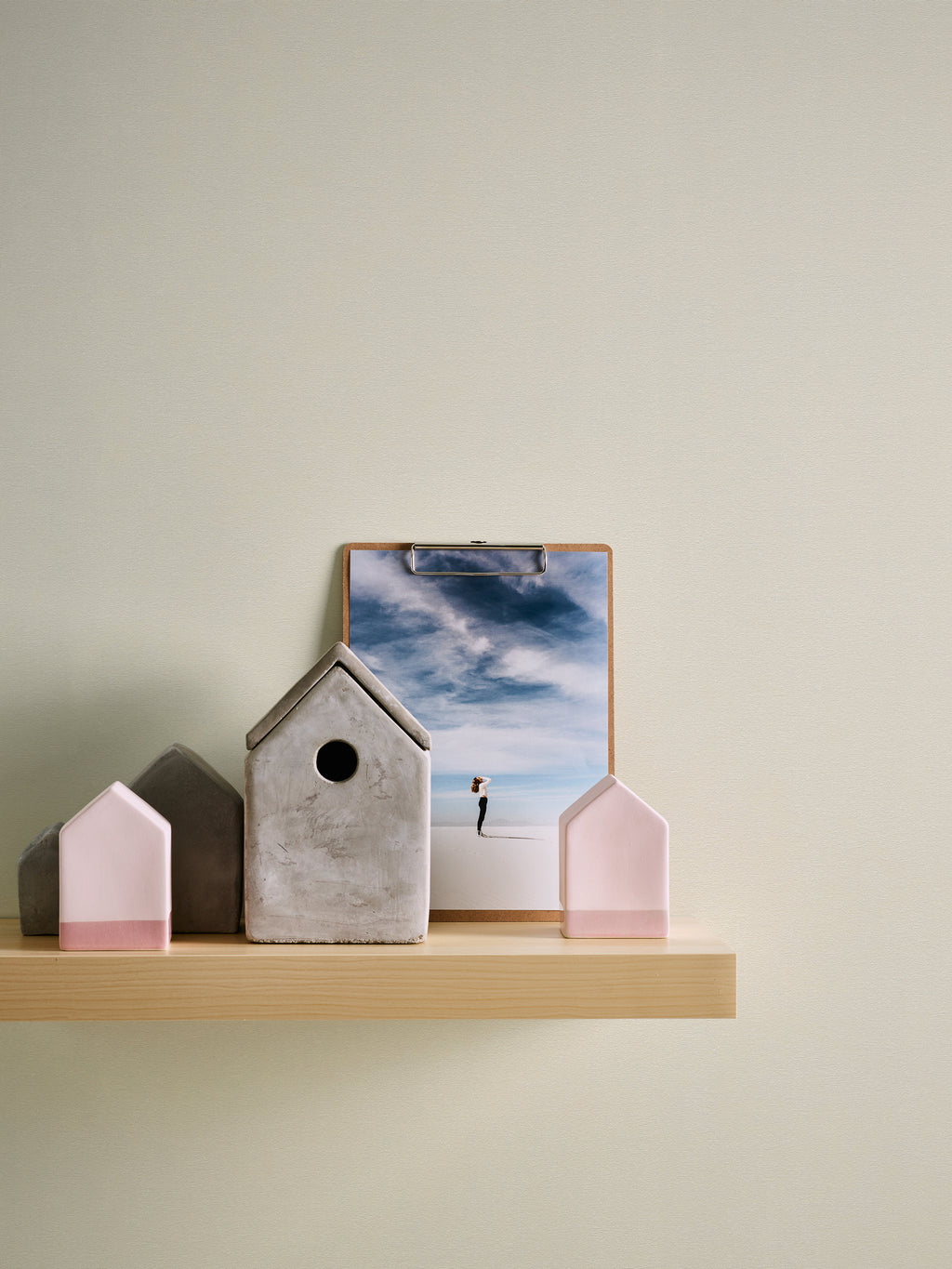 High-quality wallpaper from the French Affair collection in white 