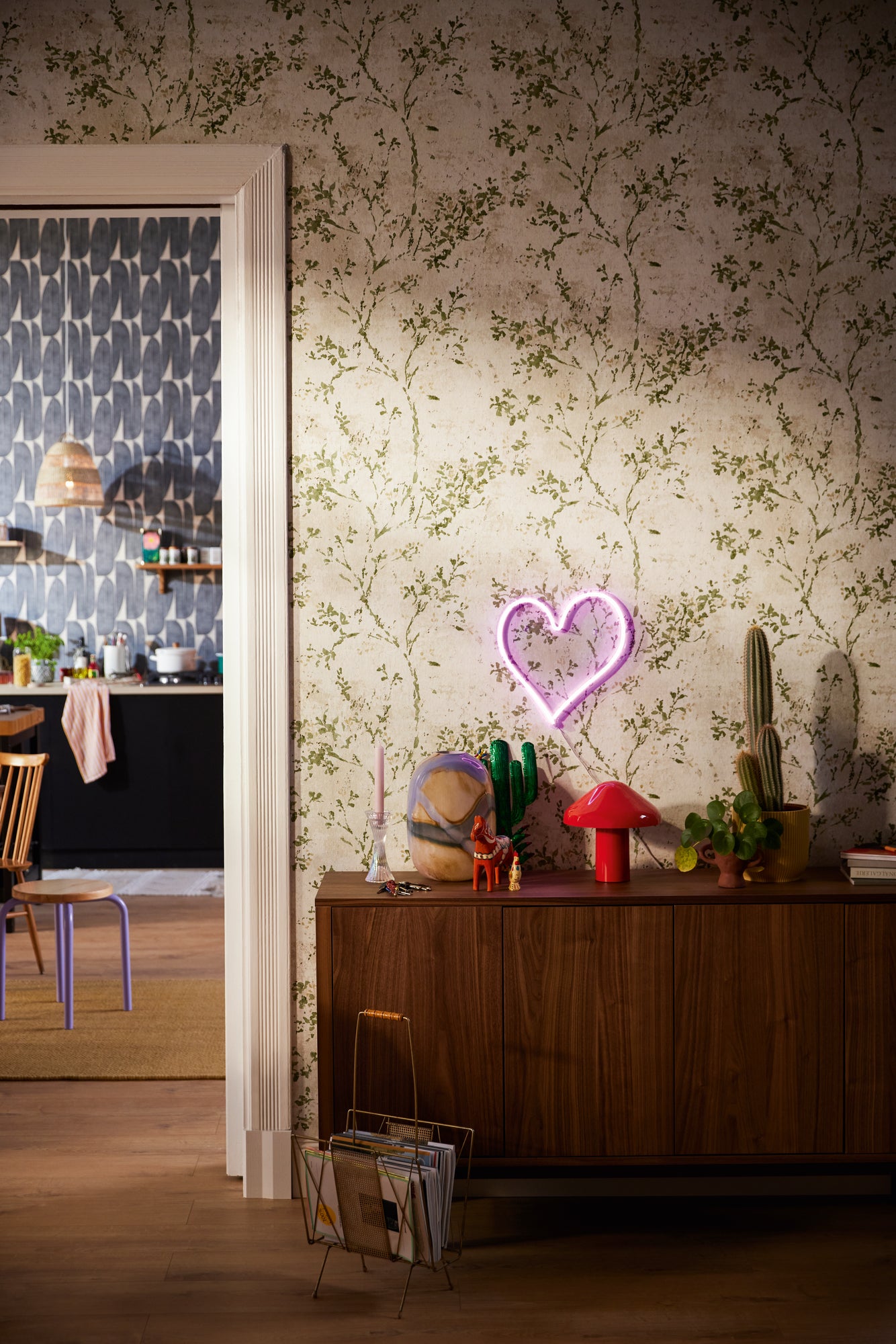 High-Quality Non-Woven Wallpaper Beige Floral