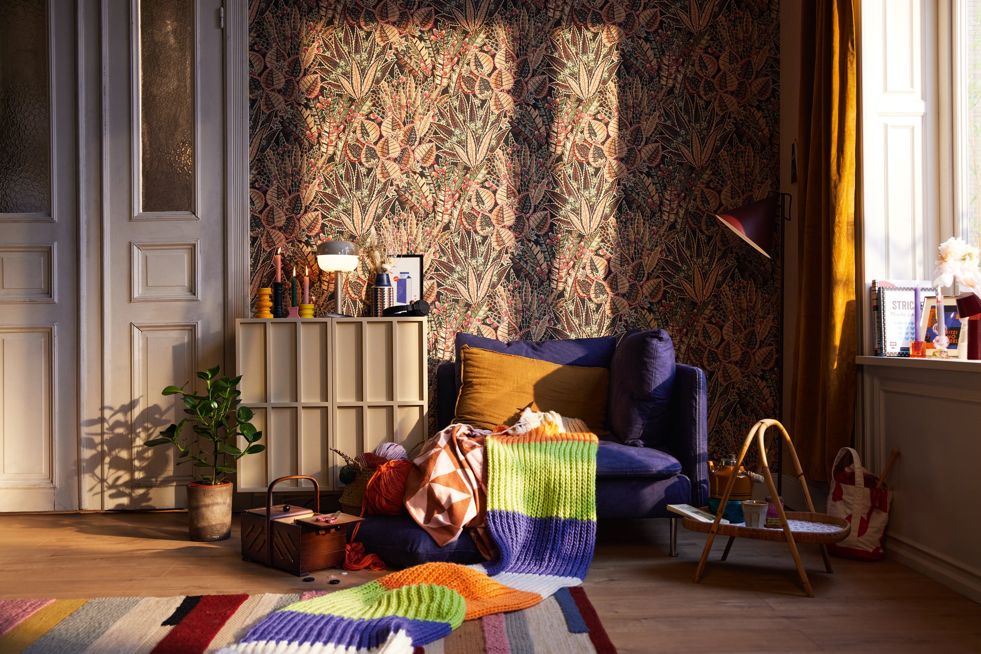 High-Quality Non-Woven Wallpaper Brown Floral