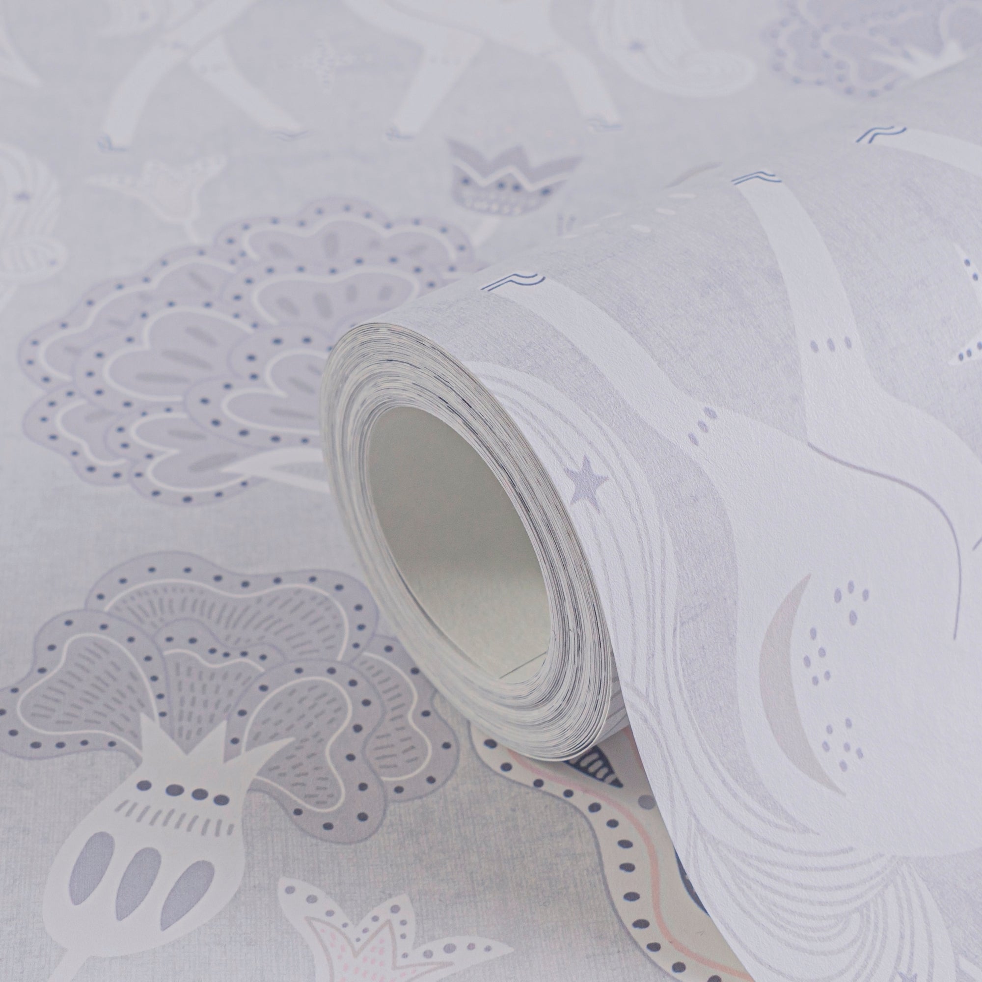 High-quality wallpaper from the Lilly & Luis collection in grey. 