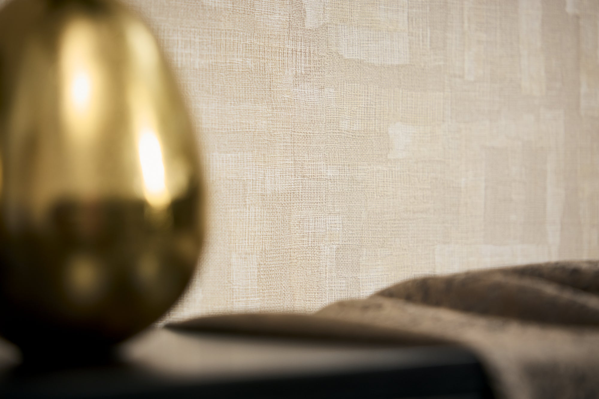 High-Quality Non-Woven Wallpaper Beige Graphic
