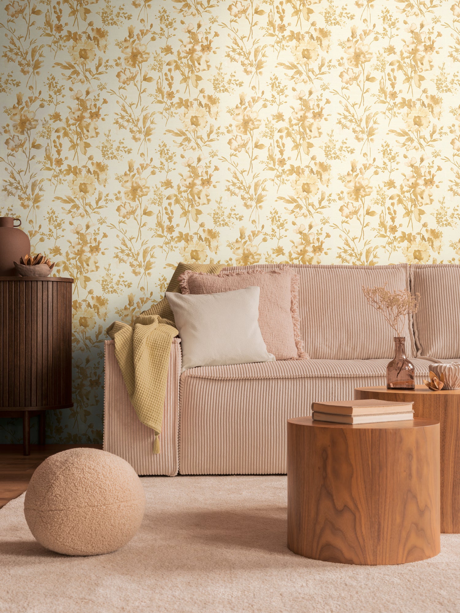 High-quality wallpaper from the CosmoLiving collection in gold 