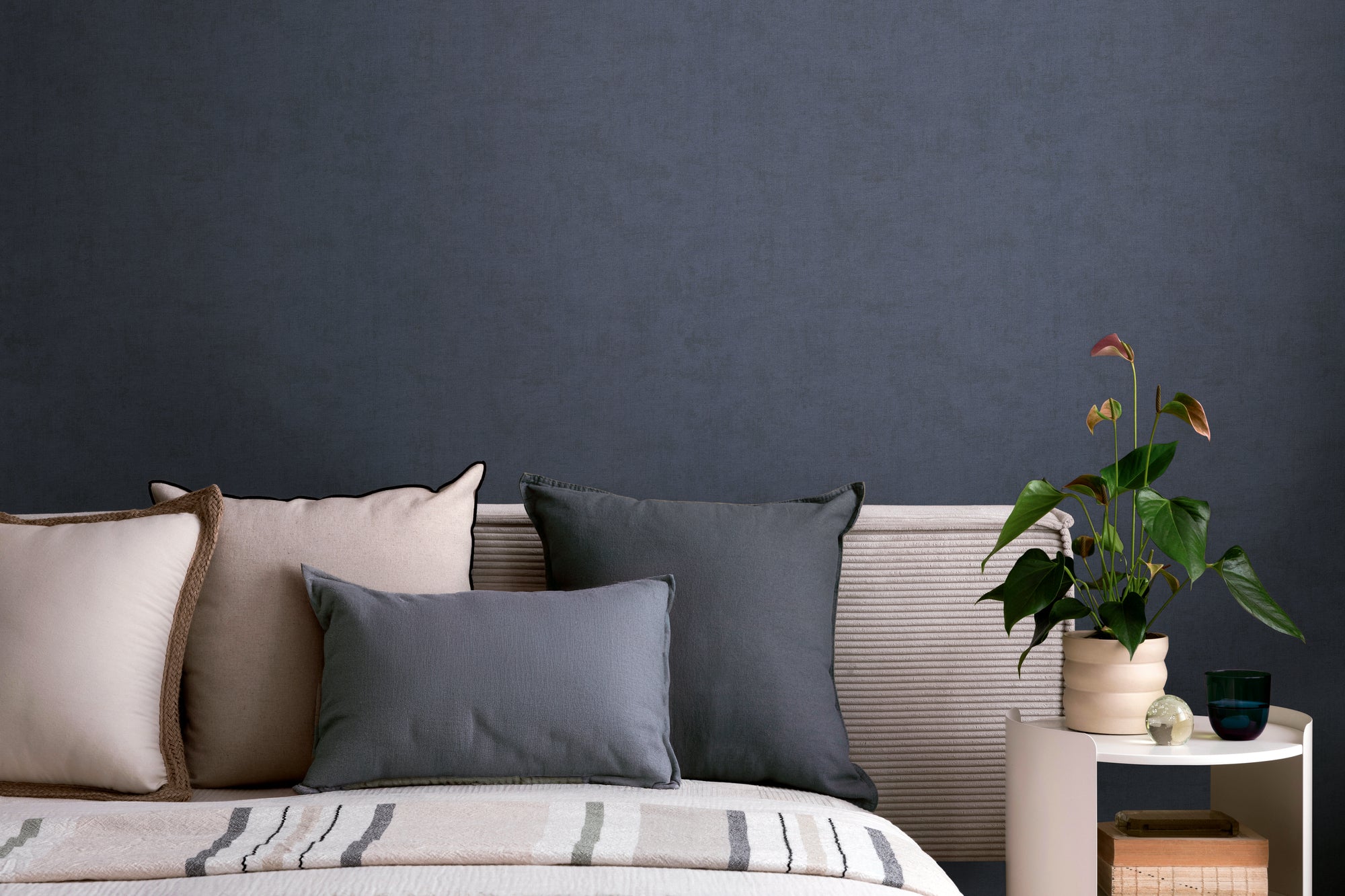 High-quality wallpaper from the Pintwalls III collection in blue 