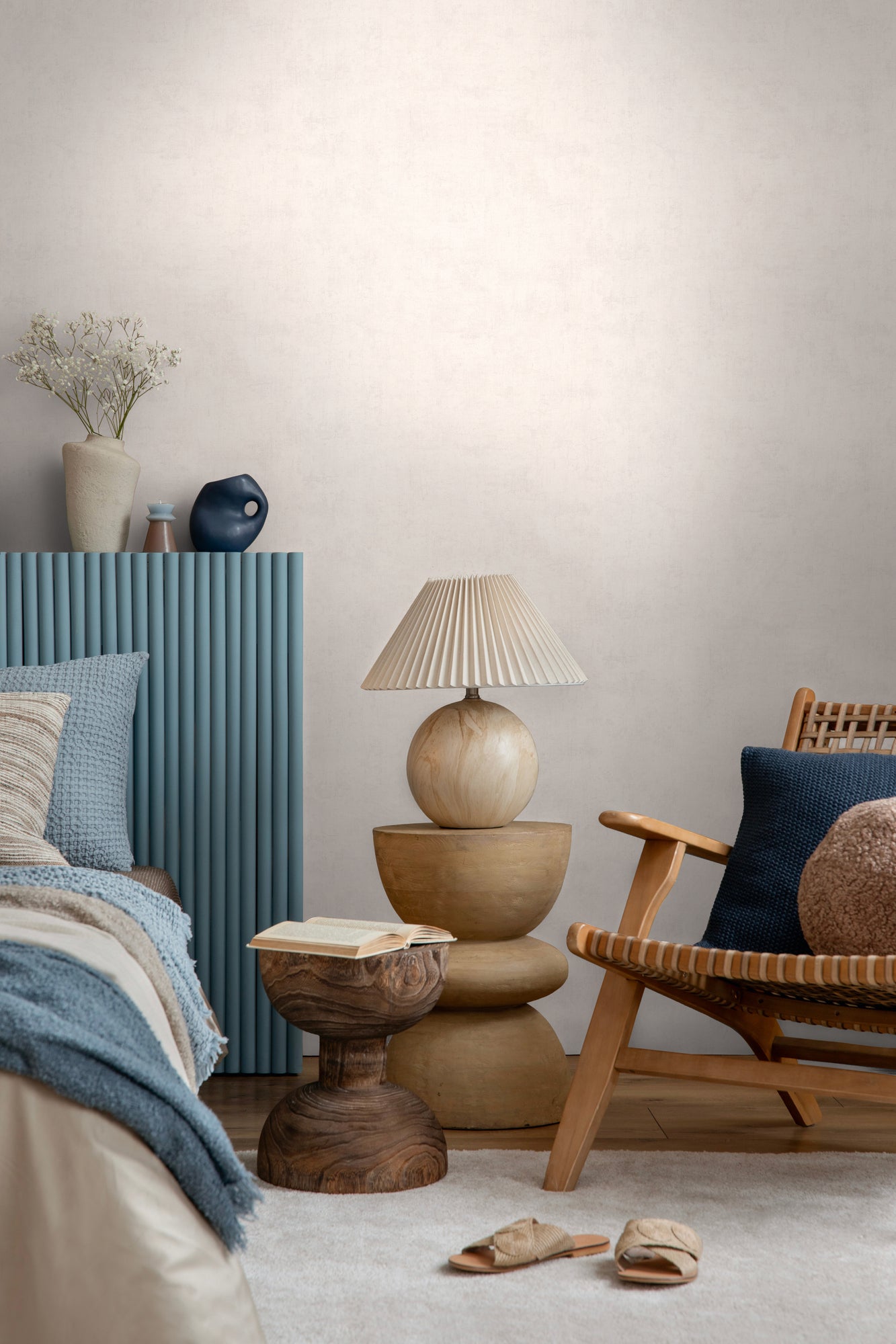 High-quality wallpaper from the Nordic Feeling collection in grey. 