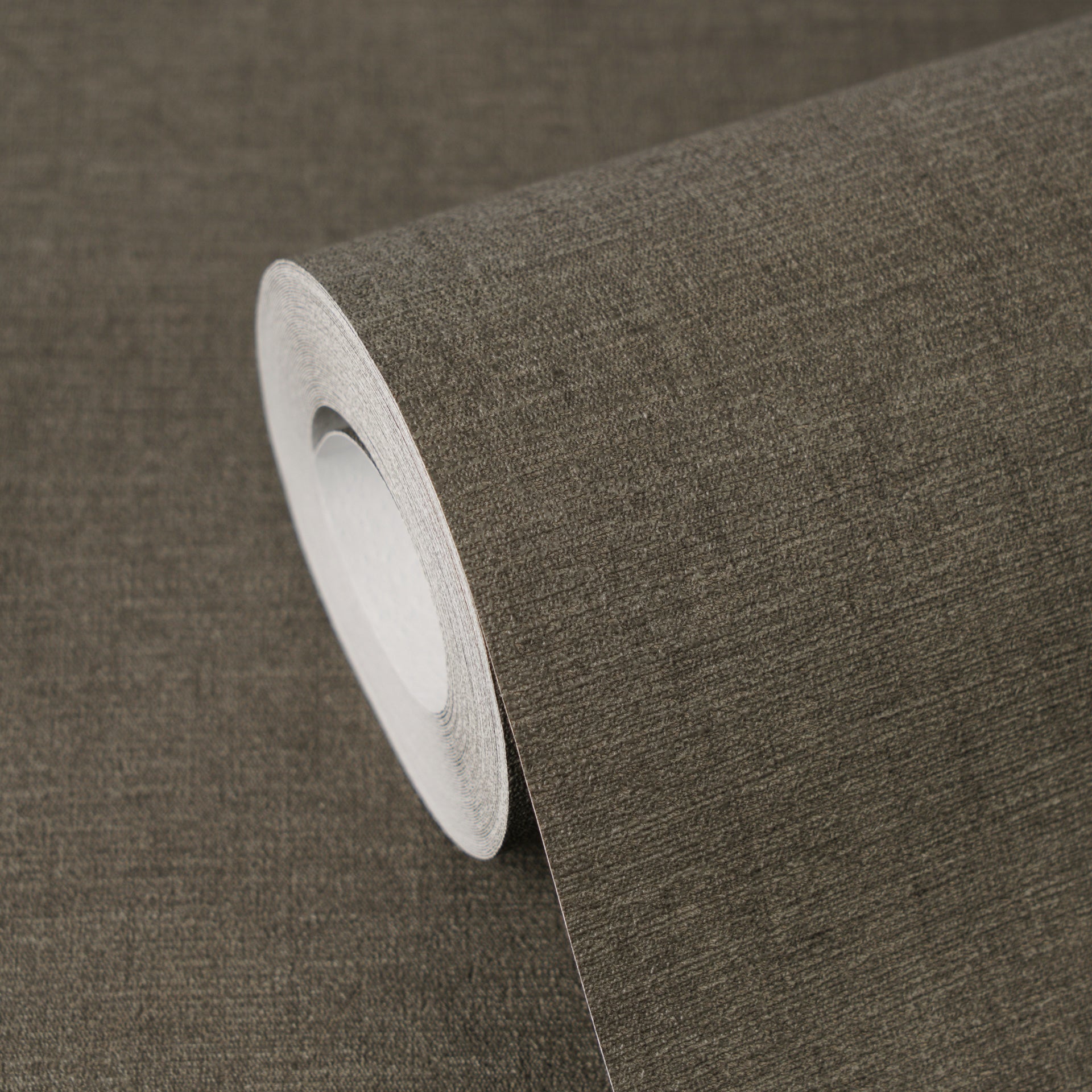 High-quality wallpaper from the Pintwalls III collection in black 